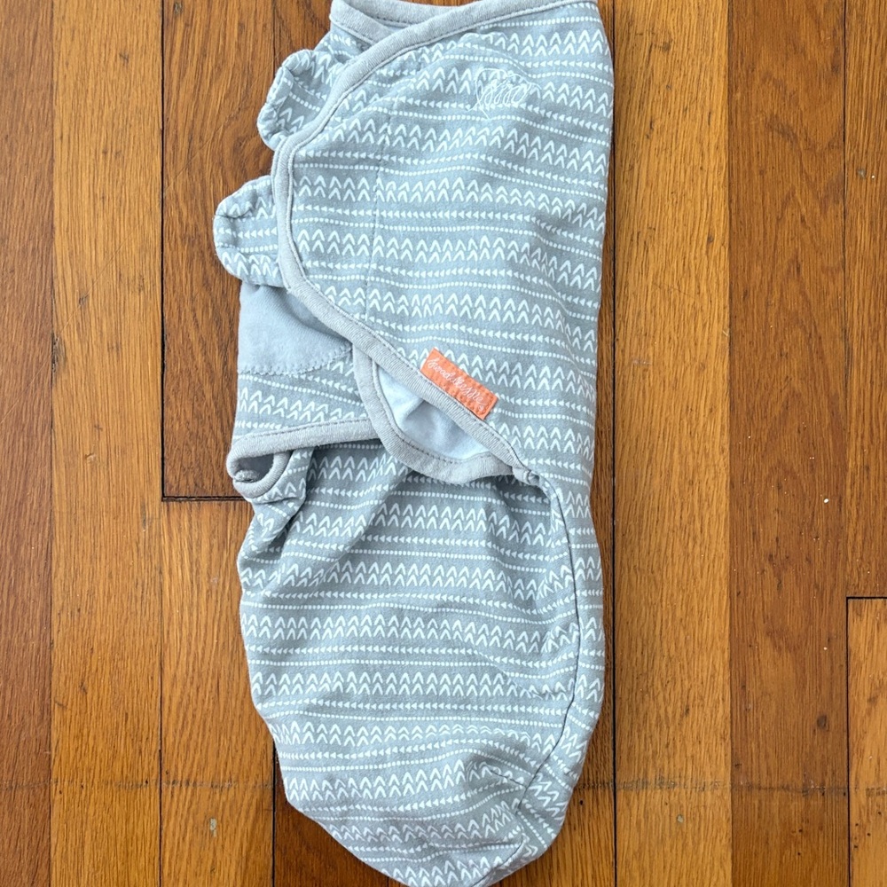 SwaddleMe Gray and White Swaddle Blanket size sm/med 100% cotton 7-14lbs